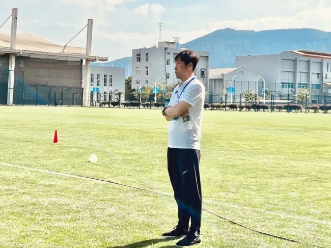 这样，孩子与母亲的冲突就通过视觉元素首先传达出来樱桃的滋味在阿巴斯的画面里，自然风景总是占据着较大的比例，人在路上、人在树下、人在风中等阿巴斯式的构图看似随意，实际却是精心设计之作，充满了美感，表现出阿巴斯独特的人与自然这二元构图的创作理念。